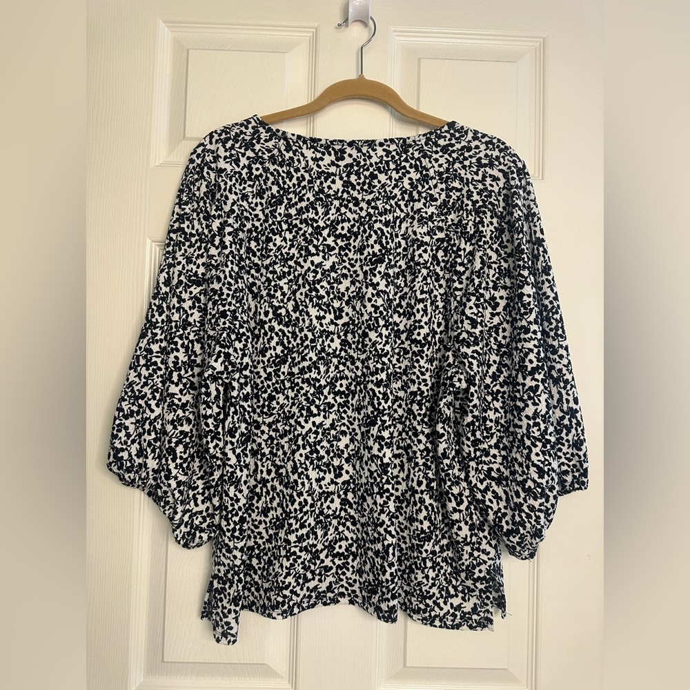 Vince Camuto Black and White Printed Tunic Top - Picture 3 of 4